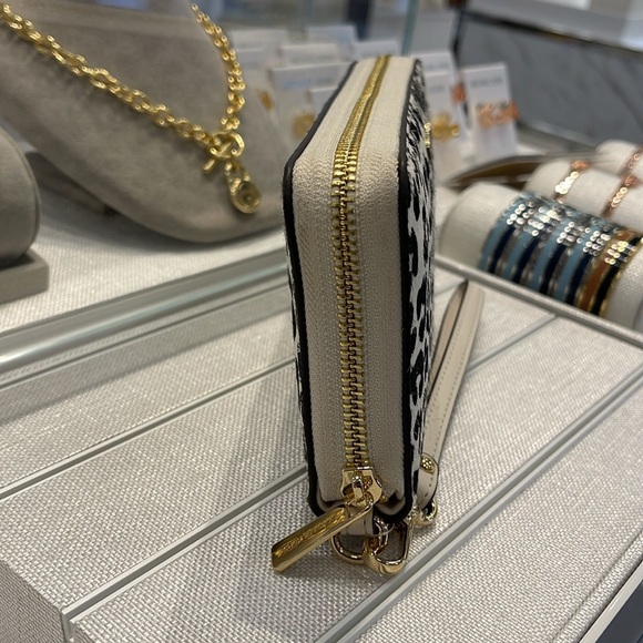 MICHAEL KORS
Leather Lg Continental Wristlet Phone Wallet Exotic Print Hair Calf - Picture 4 of 16